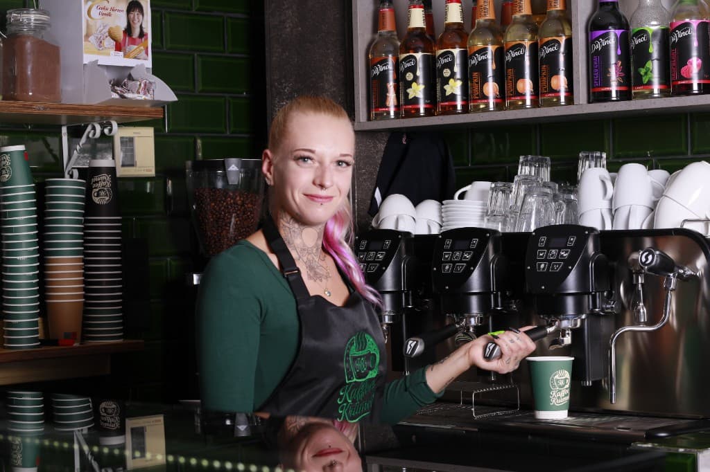 Barista bereitet einen Kaffee zu