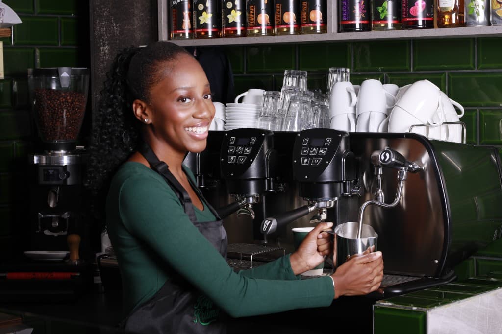 Barista an der Espressomaschine