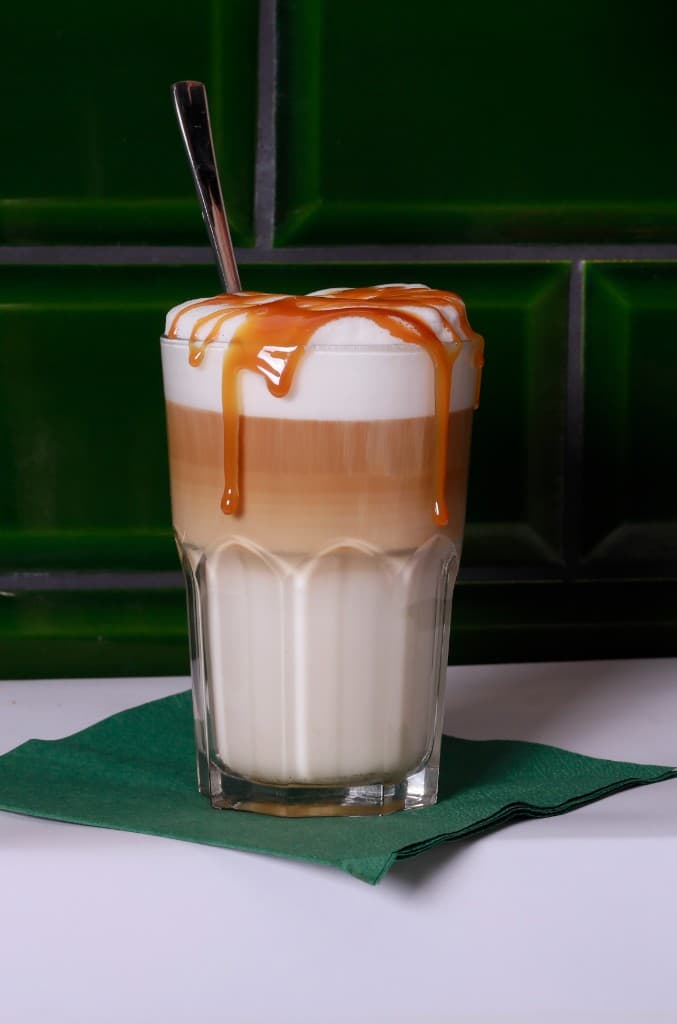 Geschichtetes Kaffeegetränk mit Karamell