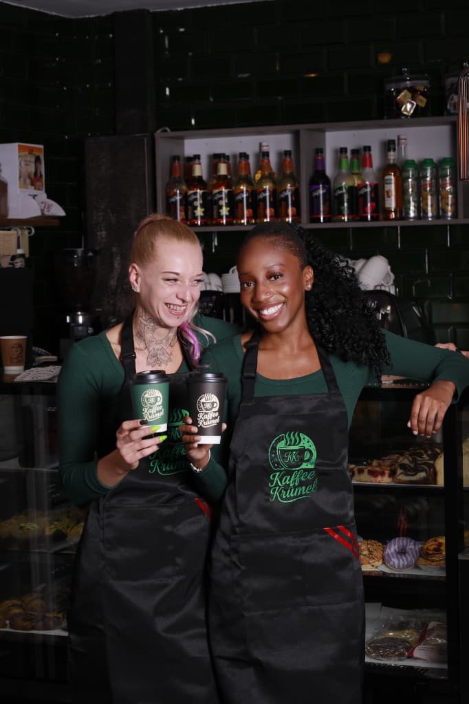 Zwei Mitarbeiterinnen von Kaffee Krümel